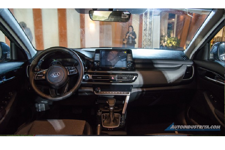 Ngoài ra, bản LX còn có dải đèn định vị ban ngày tiêu chuẩn. Trong khi đó, bản EX và SX có dải đèn LED định vị ban ngày, giúp Kia Seltos 2020 nổi bật hơn, đặc biệt vào buổi tối.