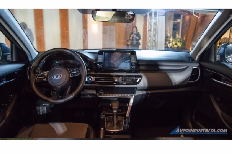 Ngoài ra, bản LX còn có dải đèn định vị ban ngày tiêu chuẩn. Trong khi đó, bản EX và SX có dải đèn LED định vị ban ngày, giúp Kia Seltos 2020 nổi bật hơn, đặc biệt vào buổi tối.