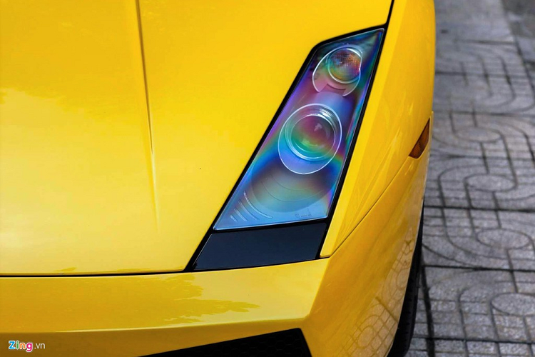 Cụm đèn chiếu sáng bố trí hình tứ giác đặc trưng của Gallardo. 