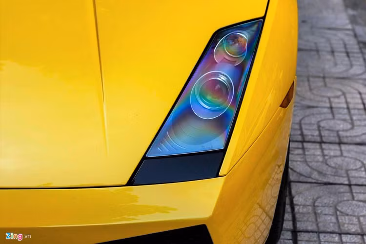 Cụm đèn chiếu sáng bố trí hình tứ giác đặc trưng của Gallardo. 