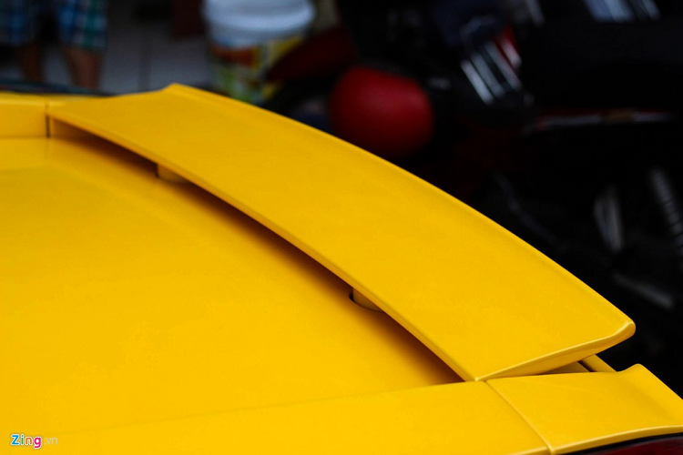 Cánh gió kích thước "khiêm tốn" của Gallardo nếu so với các siêu xe thế hệ mới hiện nay. 