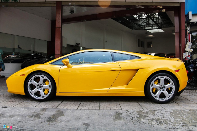 Dù không phải là siêu xe đầu tiên về Việt Nam (danh hiệu này thuộc về chiếc Aston Martin Vanquish cập bến Hà Nội cuối năm 2006), chiếc Lamborghini Gallardo này lại là mẫu xe mở đầu cho phong trào chơi siêu xe tại Việt Nam. 