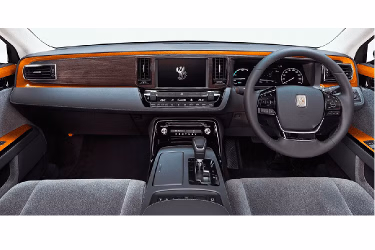 Toyota Century Toyota Century được ví như “Rolls-Royce của Nhật Bản” và chỉ lưu hành nội địa, nhưng có lẽ nó cũng xứng đáng có mặt trong danh sách này. Thử hỏi tìm đâu ra một chiếc xe siêu sang với ghế ngồi bọc vải như thế này nữa cơ chứ?