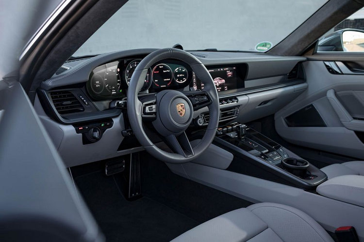 Porsche 911 Thiết kế nội thất mới nhất của Porsche 911 phải nói là chuẩn chỉnh trên mọi phương diện – người lái có một vị trí ghế ngồi hoàn hảo, và tầm nhìn tuyệt vời. Bảng đồng hồ sau vô lăng mang tính hiện đại, nhưng vẫn có nét truyền thống.