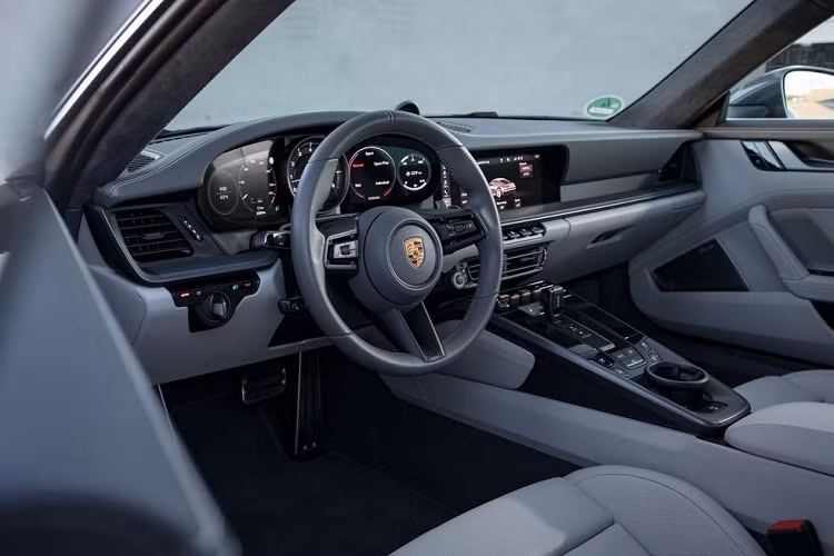 Porsche 911 Thiết kế nội thất mới nhất của Porsche 911 phải nói là chuẩn chỉnh trên mọi phương diện – người lái có một vị trí ghế ngồi hoàn hảo, và tầm nhìn tuyệt vời. Bảng đồng hồ sau vô lăng mang tính hiện đại, nhưng vẫn có nét truyền thống.