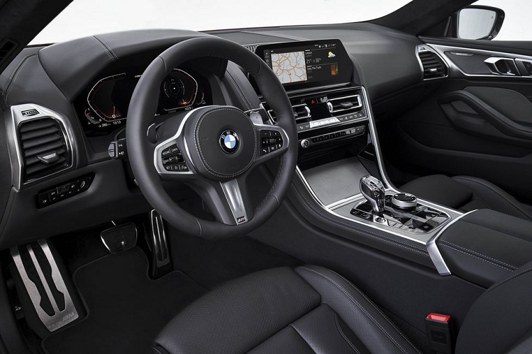 BMW 8-Series BMW 8-Series đã quay trở lại trong năm 2019, và đem theo một không gian nội thất mới. Nó mang đậm chất BMW, và thế không phải là xấu. Mọi thứ được thiết kế tập trung quanh vị trí người lái, một chi tiết hợp lý đối với một mẫu GT 2 cửa.