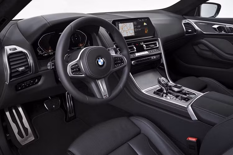 BMW 8-Series BMW 8-Series đã quay trở lại trong năm 2019, và đem theo một không gian nội thất mới. Nó mang đậm chất BMW, và thế không phải là xấu. Mọi thứ được thiết kế tập trung quanh vị trí người lái, một chi tiết hợp lý đối với một mẫu GT 2 cửa.
