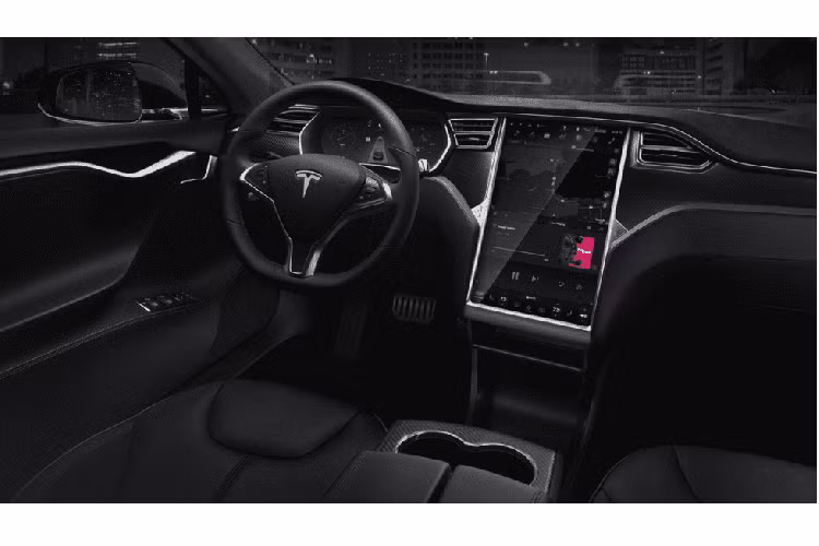 Tesla Model S Người ta có thể không thích Tesla vì đủ lý do – nhưng có lẽ ai cũng phải công nhận rằng công ty này biết cách làm nên một không gian nội thất ngầu, hiện đại. Bảng đồng hồ trong xe là dạng kỹ thuật, và vị trí trung tâm mặt táp lô có lắp đặt một màn hình cảm ứng khổng lồ dùng để điều khiển tất cả tính năng từ điều hướng đường đi cho tới điều hòa.
