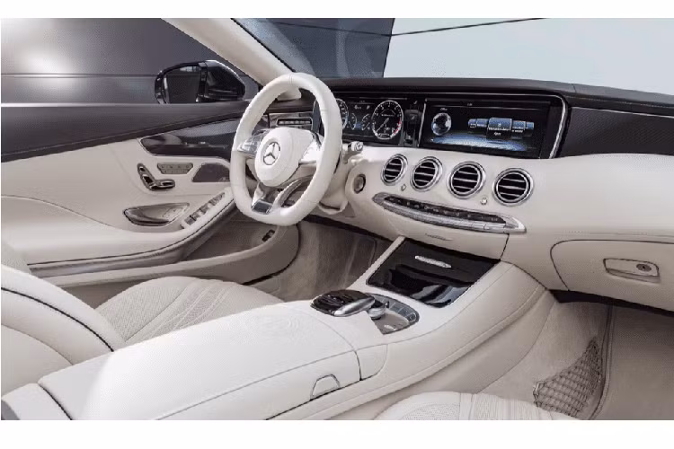 Mercedes-Benz S-Class Dù bạn có lựa chọn coupe, sedan, hoặc mui tràn, Mercedes-Benz S-Class cung cấp một trong những không gian nội thất đẹp mắt, sang trọng nhất trên thị trường ngay lúc này. Ghế ngồi trong xe là cực kỳ dễ chịu và hai màn hình kỹ thuật số thì cung cấp mọi tính năng công nghệ mà bạn yêu cầu.