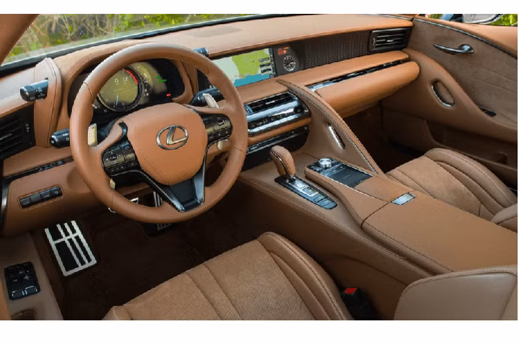 Lexus LC500 Hệ thống động cơ V8 và dáng vẻ tuyệt đẹp không phải là những ưu điểm duy nhất của Lexus LC500. Nội thất của xe cũng rất dễ chịu và thừa sức giúp người ta vượt qua một chuyến đi dài. Tuy nhiên, hệ thống thông tin giải trí của xe có thể khiến một số người bực mình.