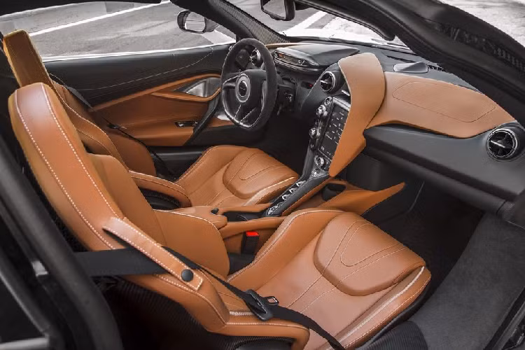 McLaren 720S McLaren luôn áp dụng một thiết kế tối giản cho nội thất của họ, và cabin trong 720S là hình mẫu đẹp nhất. Tất cả hệ thống điều khiển đều rất rõ ràng và gọn gàng, và mang tới cảm giác tiếp xúc tốt. Hơn nữa, xe còn có một bảng đồng hồ gập 2 chiều rất độc đáo.