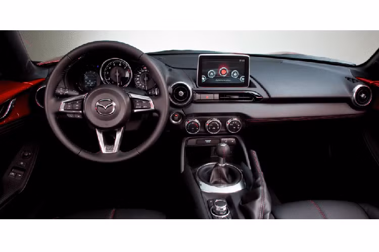 Mazda MX-5 Miata Ngày nay, dường như mọi chiếc xe mới đều có quá nhiều nút bấm, tính năng, và tùy chọn, khiến một tài xế bị choáng ngợp. Mazda MX-5 Miata đã (và tiếp tục) là một ví dụ tuyệt vời của một nội thất đơn giản mà đẹp. Vị trí ghế ngồi trong xe là hoàn hảo, và bộ chọn số nằm ở một ví trí rất hợp lý trong tầm tay.