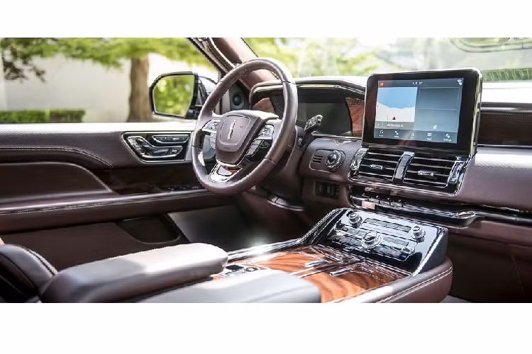 Lincoln Navigator Lincoln Navigator là một phương tiện hoàn hảo để chở người hoặc kéo thứ gì đó trong sự thoải mái, và phần lớn điều đó là nhờ không gian nội thất ôtô tuyệt vời nhất. Navigator 2019 có trang bị nhiều tính năng công nghệ, một cụm điều khiển trung tâm lớn, và nhiều bề mặt bọc da mềm.
