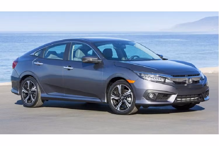 Trong danh sách xe ôtô cũ nên mua, chiếc sedan tốt nhất thuộc về Honda Civic. Mẫu sedan của Honda được đánh giá cao nhờ khả năng vận hành bền bỉ. Sau 5 năm, xe mất giá khoảng 36,5%, điểm an toàn 4,65/5.