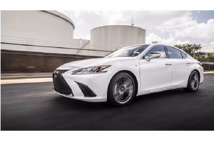 Xe sang tốt nhất: Lexus ES 350. Tuy mất giá 57% sau 5 năm sử dụng, sedan của Lexus vẫn mang lại giá trị sử dụng tốt hơn các mẫu xe cao cấp và đắt tiền khác. Nhờ gắn với thương hiệu Toyota, Lexus ES 350 đứng đầu danh sách xe sang bền bỉ nhất. Điểm số an toàn theo xếp hạng của NHTSA là 4,88/5.
