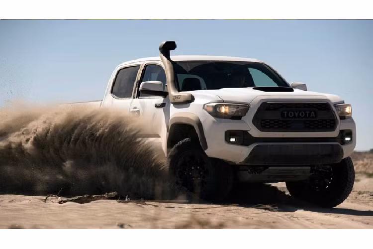 Xe bán tải tốt nhất: Toyota Tacoma. iSeeCars cho biết Toyota Tacoma được yêu thích hơn Ford F-150. Xe mất giá 32% sau 5 năm sử dụng, điểm an toàn 4/5. Toyota Tacoma đứng vị trí thứ 2 trong danh sách xe bán tải vận hành bền bỉ nhất.