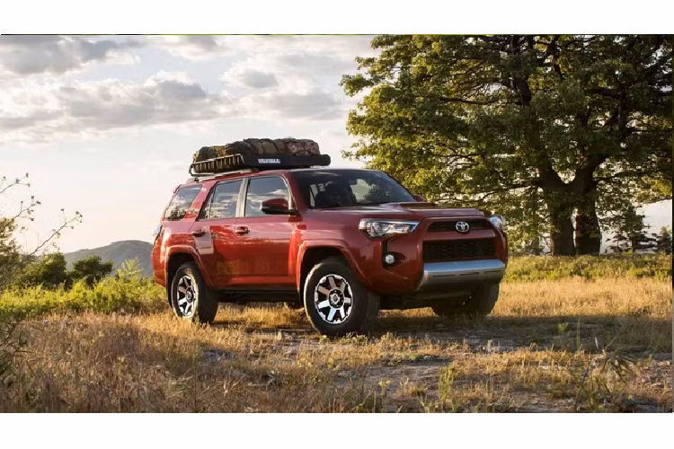 SUV tốt nhất: Toyota 4Runner. Được phát triển từ xe tải, Toyota 4Runner là SUV bền bỉ nhất mà người mua có thể chọn. Xe mất giá 44,2% sau 5 năm sử dụng, điểm số an toàn 4/5.