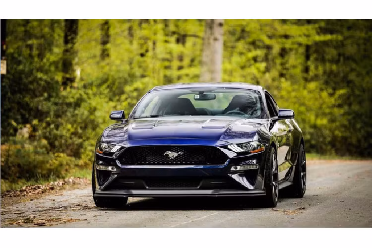 Xe thể thao tốt nhất: Ford Mustang. Dù cái tên thường được gắn với tai nạn đường phố, Mustang vẫn là xe thể thao được nhiều người yêu thích. Xe mất giá 44,4% sau 5 năm sử dụng, điểm an toàn 4,75/5 theo đánh giá của Cơ quan An toàn Giao thông Cao tốc Quốc gia Mỹ (NHTSA).