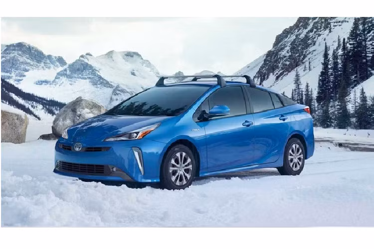 Xe hybrid tốt nhất: Toyota Prius. Không quá ngạc nhiên khi Prius xuất hiện trong danh sách này. Toyota vốn dĩ được đánh giá cao ở mảng xe hybird, và Prius được xem như cuộc cách mạng. Toyota Prius đứng đầu danh sách xe hybrid tin cậy nhất, điểm số an toàn 4,81/5, mất giá 56,1% sau 5 năm sử dụng.