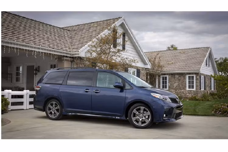 Minivan tốt nhất: Toyota Sienna. Thị trường hiện nay không có nhiều minivan, Sienna được đánh giá tốt hơn nhờ điểm số an toàn 4,7/5, mất giá 50% sau 5 năm sử dụng.