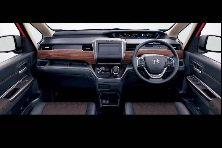 Được biết, mọi phiên bản của Freed 2020 đều sẽ được trang bị gói an toàn Honda Sensing tiêu chuẩn. Trong đó có chức năng chống nhầm số (đi lùi) và hệ thống hỗ trợ xuống dốc. Chức năng điều khiển hành trình thích ứng được tinh chỉnh lại để vận hành mượt mà hơn, nhất là khi lên và hạ ga.