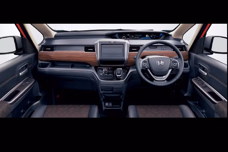 Được biết, mọi phiên bản của Freed 2020 đều sẽ được trang bị gói an toàn Honda Sensing tiêu chuẩn. Trong đó có chức năng chống nhầm số (đi lùi) và hệ thống hỗ trợ xuống dốc. Chức năng điều khiển hành trình thích ứng được tinh chỉnh lại để vận hành mượt mà hơn, nhất là khi lên và hạ ga.