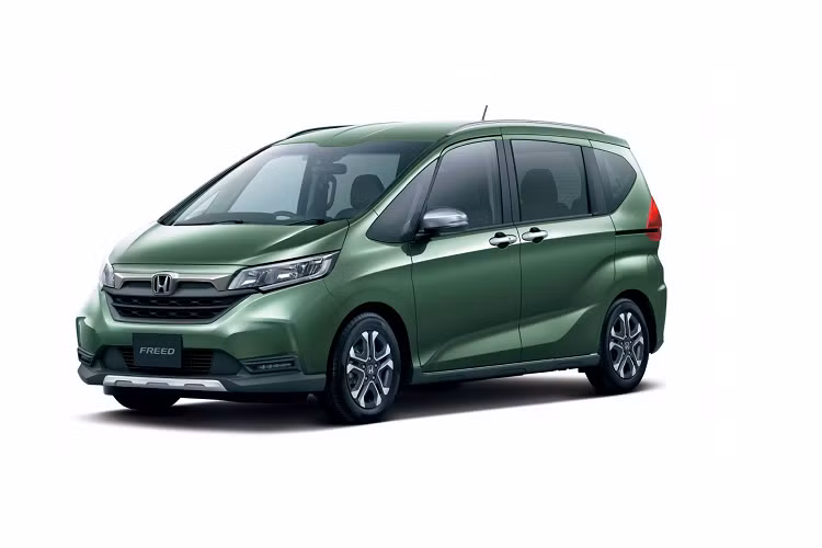 Về sức mạnh, Honda Freed 2020 vẫn sẽ dùng động cơ xăng 4 xy lanh, dung tích 1,5 L, sản sinh ra công suất 129 mã lực. Đi kèm là hộp số CVT. Một tùy chọn khác cho khách hàng là bản động cơ hybrid Atkinson 1,5 L có công suất 110 mã lực, kết hợp với hộp số DCT 7 tốc độ. Cả hai phiên bản trên đi kèm với hệ truyền động FWD hoặc AWD.