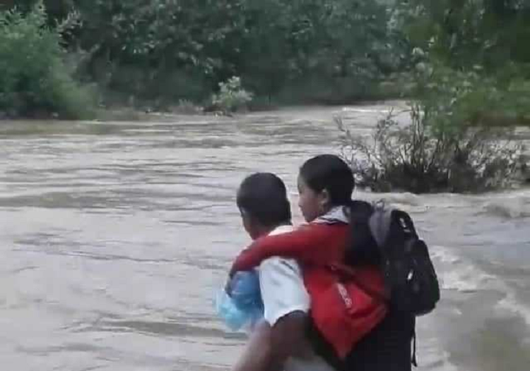 Xuc dong canh cha cong con bang dong nuoc lu cuon cuon den truong