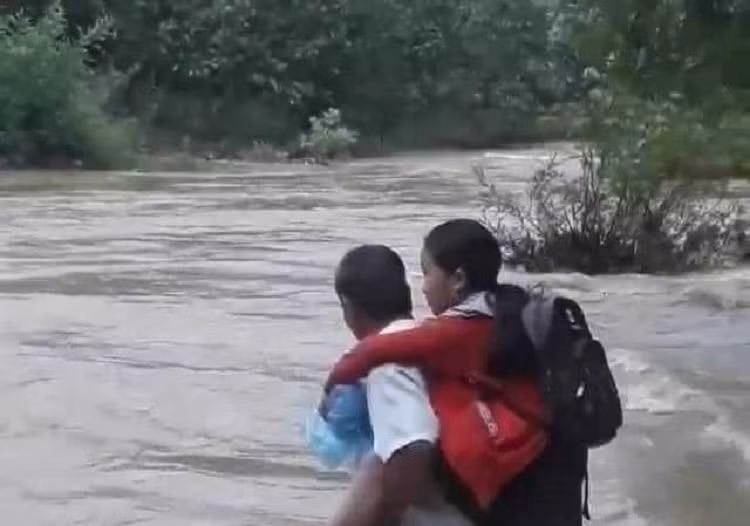 Xuc dong canh cha cong con bang dong nuoc lu cuon cuon den truong