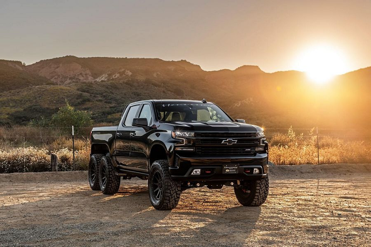 Bản độ Chevrolet Silverado 6x6 này được xây dựng đi kèm bộ chuyển đổi 6x6 với hệ thống treo hoàn toàn mới và một trục phụ bổ sung.