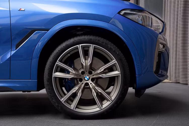 Các chi tiết bên ngoài của phiên bản này hoàn toàn giống với những mẫu X6 M50i khác.