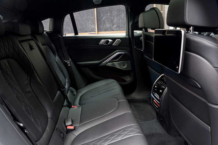 Hành khách ngồi hàng ghế sau trở nên thoải mái hơn nhờ hệ thống giải trí Rear-seat entertainment Professional. Hệ thống này có giá bán 2.200 USD (khoảng hơn 50 triệu đồng).