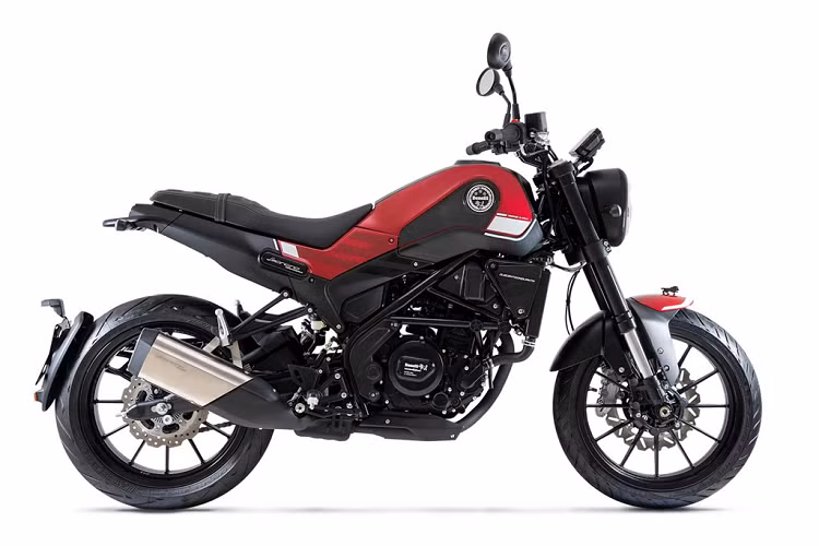 Trong dịp này, Benelli cũng cho mang đến mẫu scrambler Leoncino 250. Ngoài phần động cơ, mẫu xe này không có quá nhiều khác biệt so với đàn anh Leoncino 500. Xe có giá bán tương tự TRK 251 với 2 phiên bản khác nhau bao gồm một phiên bản trang bị phanh đĩa thông thường, phiên bản còn lại được trang bị thêm ABS