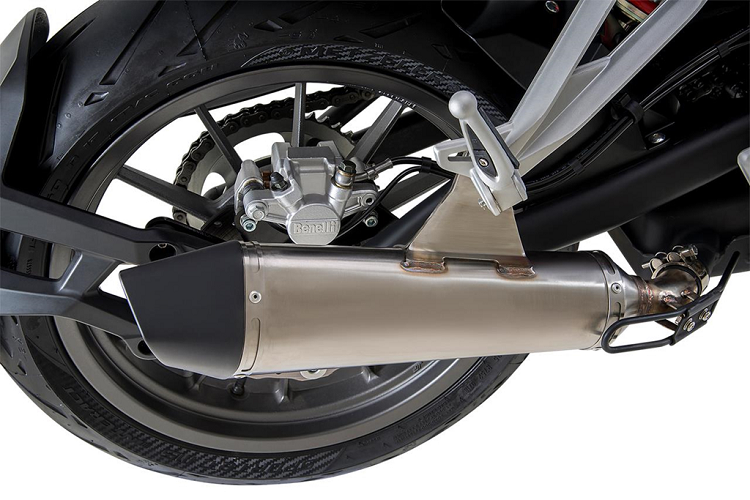 Mẫu xe này sẽ có mặt tại các showroom của Benelli tại Malaysia vào cuối tháng 8 này. Xe có 3 phiên bản màu sắc khác nhau bao gồm đỏ Rudy Red, xám Titanium Grey và đen Jet Black.