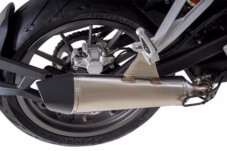 Mẫu xe này sẽ có mặt tại các showroom của Benelli tại Malaysia vào cuối tháng 8 này. Xe có 3 phiên bản màu sắc khác nhau bao gồm đỏ Rudy Red, xám Titanium Grey và đen Jet Black.