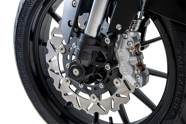 Benelli Leoncino 250 sử dụng hệ thống phanh trước sau tương tự người anh em TRK 251, phanh trước sử dụng má phanh 4 piston đối xứng kết hợp cùng đĩa phanh có đường kính lên đến 280 mm. Trong khi đó, phanh sau có đường kính 240 mm và chỉ sử dụng má phanh 1 piston.