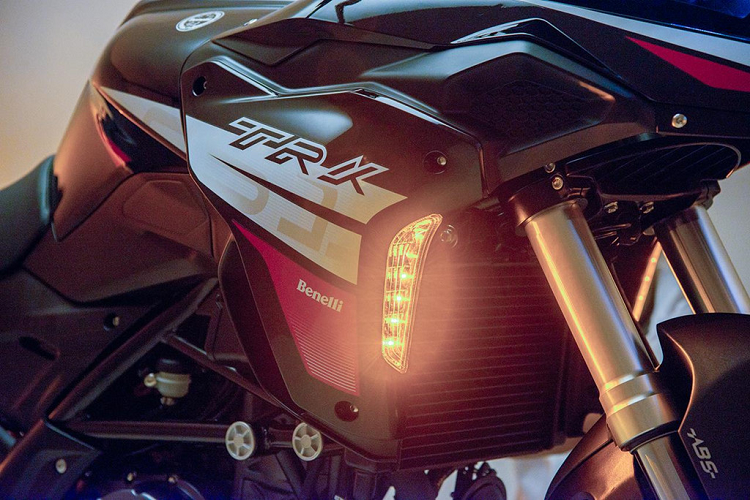 Về thiết kế, TRK 251 thừa hưởng khá nhiều từ đàn anh TRK 502. Đèn báo rẽ trước được tích hợp vào thân tạo cho xe có cảm giác gọn gàng hơn. Giảm xóc trước là loại hành trình ngược USD kích thước 47 mm, trong khi đó giảm xóc sau sử dụng dạng giảm xóc đơn thông thường.