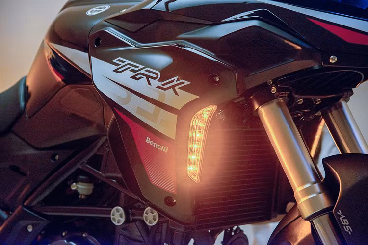 Về thiết kế, TRK 251 thừa hưởng khá nhiều từ đàn anh TRK 502. Đèn báo rẽ trước được tích hợp vào thân tạo cho xe có cảm giác gọn gàng hơn. Giảm xóc trước là loại hành trình ngược USD kích thước 47 mm, trong khi đó giảm xóc sau sử dụng dạng giảm xóc đơn thông thường.