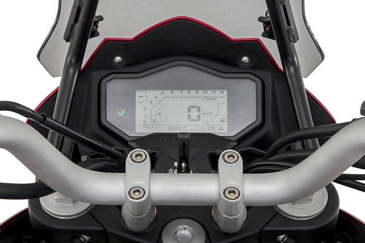 Mặt đồng hồ của TRK 251 là dạng LCD đơn sắc, hiển thị các thông số cơ bản như tốc độ, lượng xăng, odo... So với đối thủ Kawasaki Versys 300, mặt đồng hồ trên TRK 251 có phần nhàm chán hơn.