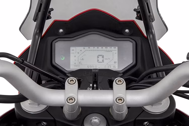 Mặt đồng hồ của TRK 251 là dạng LCD đơn sắc, hiển thị các thông số cơ bản như tốc độ, lượng xăng, odo... So với đối thủ Kawasaki Versys 300, mặt đồng hồ trên TRK 251 có phần nhàm chán hơn.