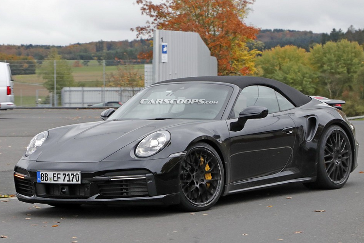 Hai phiên bản Porsche 911 Coupe và Cabriolet sẽ được cho ra mắt tại Los Angeles Auto Show 2019. Dù được giới thiệu cách đây 1 năm, nhưng việc sản xuất trì trệ khiến thời điểm ra mắt của 2 mẫu xe này bị dời đến nay. Porsche đã rất kín tiếng về thông số kỹ thuật, nhưng có thông tin 911 (992) sử dụng động cơ 6 xy-lanh thẳng hàng 3.8L, công suất 592 mã lực.