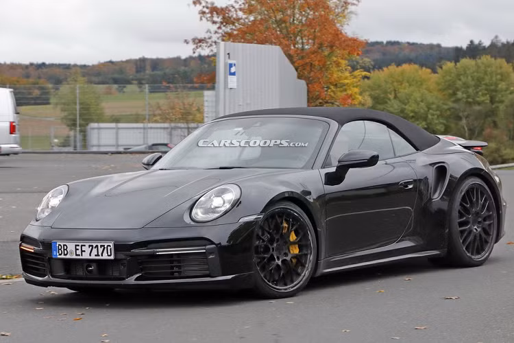 Hai phiên bản Porsche 911 Coupe và Cabriolet sẽ được cho ra mắt tại Los Angeles Auto Show 2019. Dù được giới thiệu cách đây 1 năm, nhưng việc sản xuất trì trệ khiến thời điểm ra mắt của 2 mẫu xe này bị dời đến nay. Porsche đã rất kín tiếng về thông số kỹ thuật, nhưng có thông tin 911 (992) sử dụng động cơ 6 xy-lanh thẳng hàng 3.8L, công suất 592 mã lực.