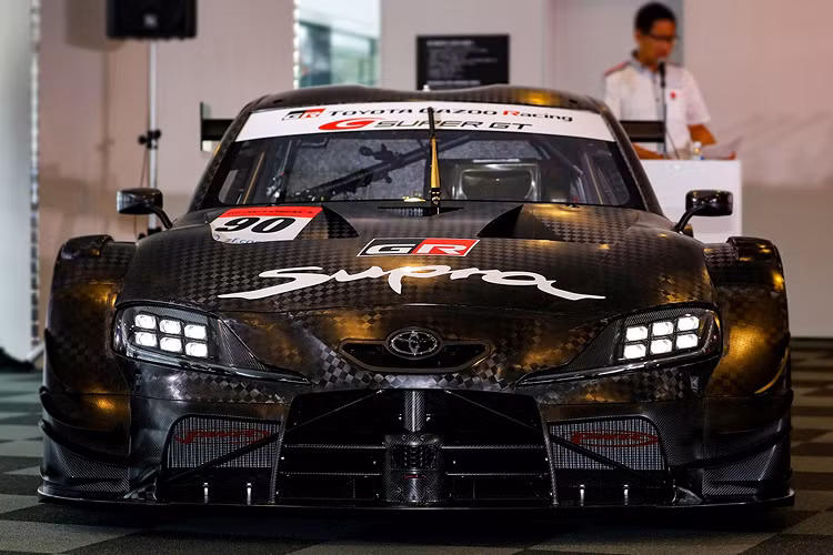 Đây chính là một đối thủ đáng gờm đối với những chiếc xe đua đến khác như Infiniti, Nissan,…