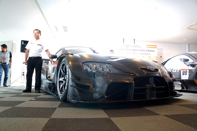 Chiếc xe Toyota Supra hàng thửa này xuất hiện trong màu áo được chế tạo bằng chất liệu carbon trần cùng nhiều chi tiết khác biệt hơn so với phiên bản concept từng xuất hiện tại triển lãm Tokyo Auto Salon.