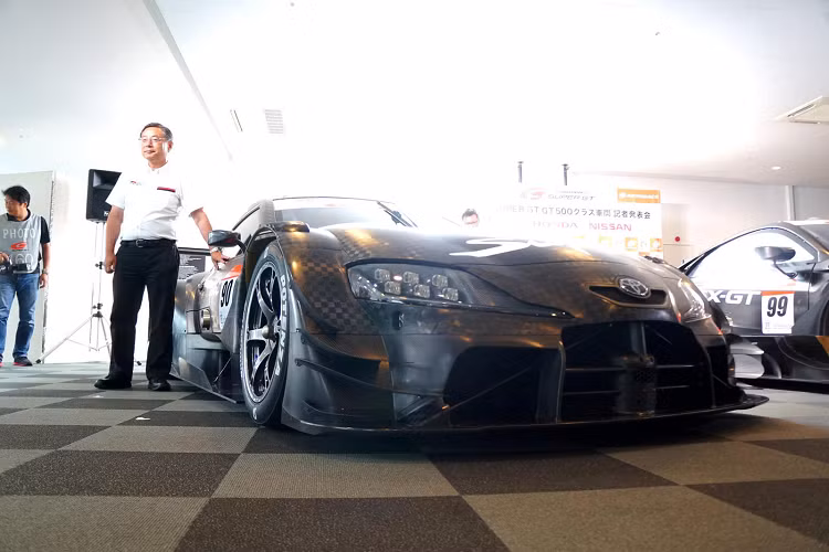 Chiếc xe Toyota Supra hàng thửa này xuất hiện trong màu áo được chế tạo bằng chất liệu carbon trần cùng nhiều chi tiết khác biệt hơn so với phiên bản concept từng xuất hiện tại triển lãm Tokyo Auto Salon.