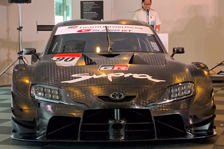 Tuy nhiên ở bản đua dành cho giải Super GT thì mẫu NSX này phải được chuyển đổi thành động cơ đặt trước