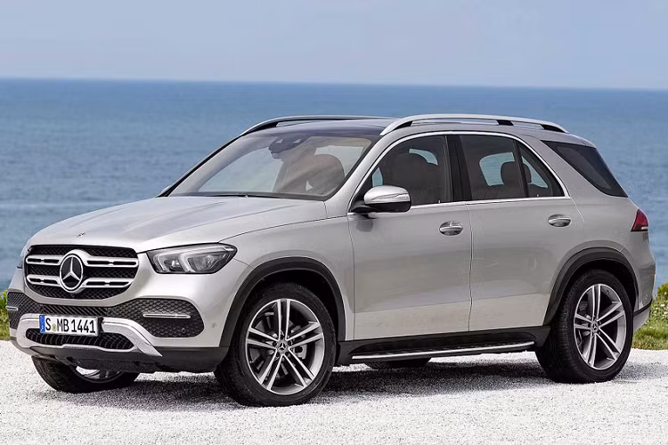 Bản thân dòng xe Mercedes-Benz GLE SUV thế hệ thứ 4 hoàn toàn mới (W167) đã chính thức được ra mắt từ tháng 9 năm ngoái với nhiều sự thay đổi mạnh mẽ từ thiết kế, vận hành và trang bị thêm công nghệ. Thế hệ mới của GLE sẽ làm đối trọng trực tiếp của Mercedes-Benz Việt Nam hướng đến các đối thủ như: Lexus RX, BMW X5 hay Volvo XC90.