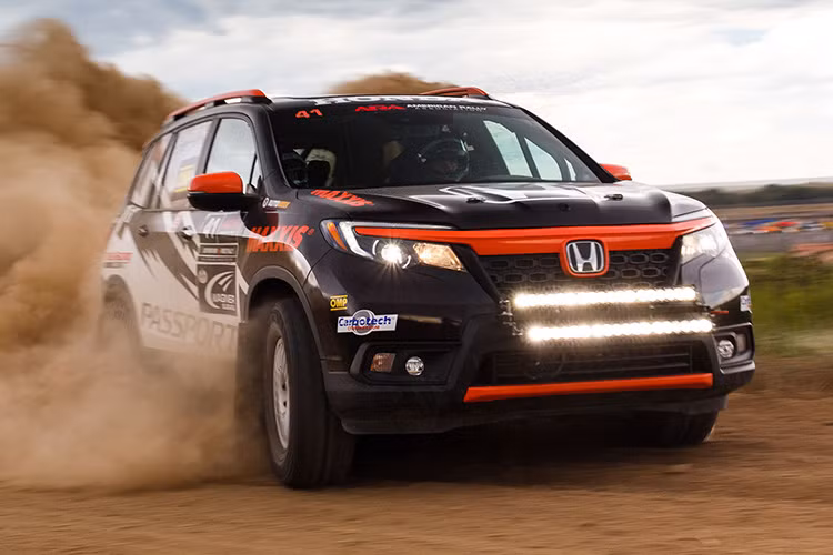 Ngoài CR-V, Honda cũng mang đến SEMA mẫu xe SUV mới Honda Passport thế hệ mới (được định vị nằm giữa CR-V và Pilot), Passport được nâng cấp mạnh mẽ thể hiện khả năng off-road. Chiếc xe này đã tham dự giải đua American Rally Association tại Mỹ trong phân hạng ‘’4WD Limited’’.