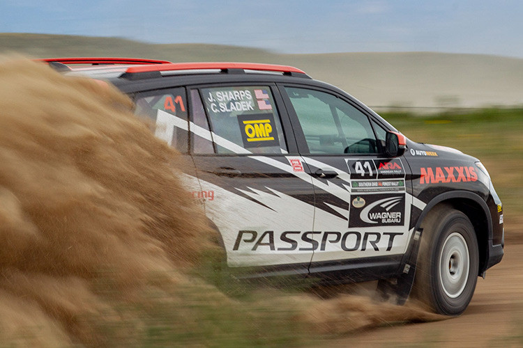 Về cơ bản, các sửa đổi nâng cấp trên chiếc Passport này bao gồm: lồng bảo vệ cabin, lốp Maxxis RAZR MT với mâm Braid, má phanh Carbotech, lót bảo vệ góc thoát trước và sau, phanh thủy lực vận hành bằng tay,…