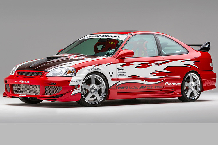 Honda còn mang đến SEMA 2019 mẫu xe drift Civic Jeanneret Racing mạnh 926 mã lực, khi mẫu xe này đã được upgraded động cơ K24. Không chỉ đơn thuần là nâng cấp động cơ, chiếc xe drift này đã được sửa đổi sâu rộng để chuyển đổi từ sử dụng cầu trước (FWD) nguyên bản, thành xe cầu sau (RWD) để chơi bộ môn drift.